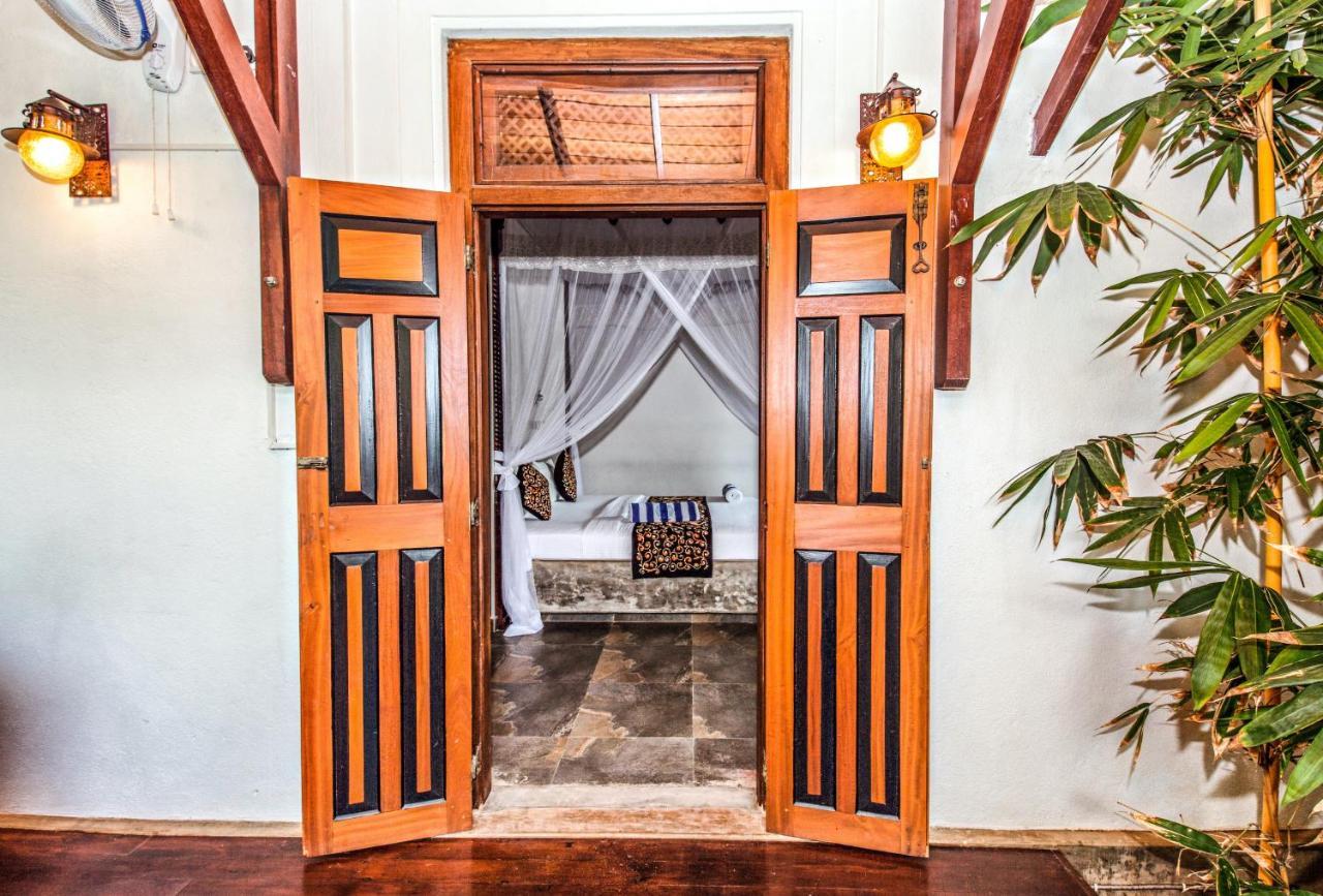 Waterland Hotel Negombo Buitenkant foto