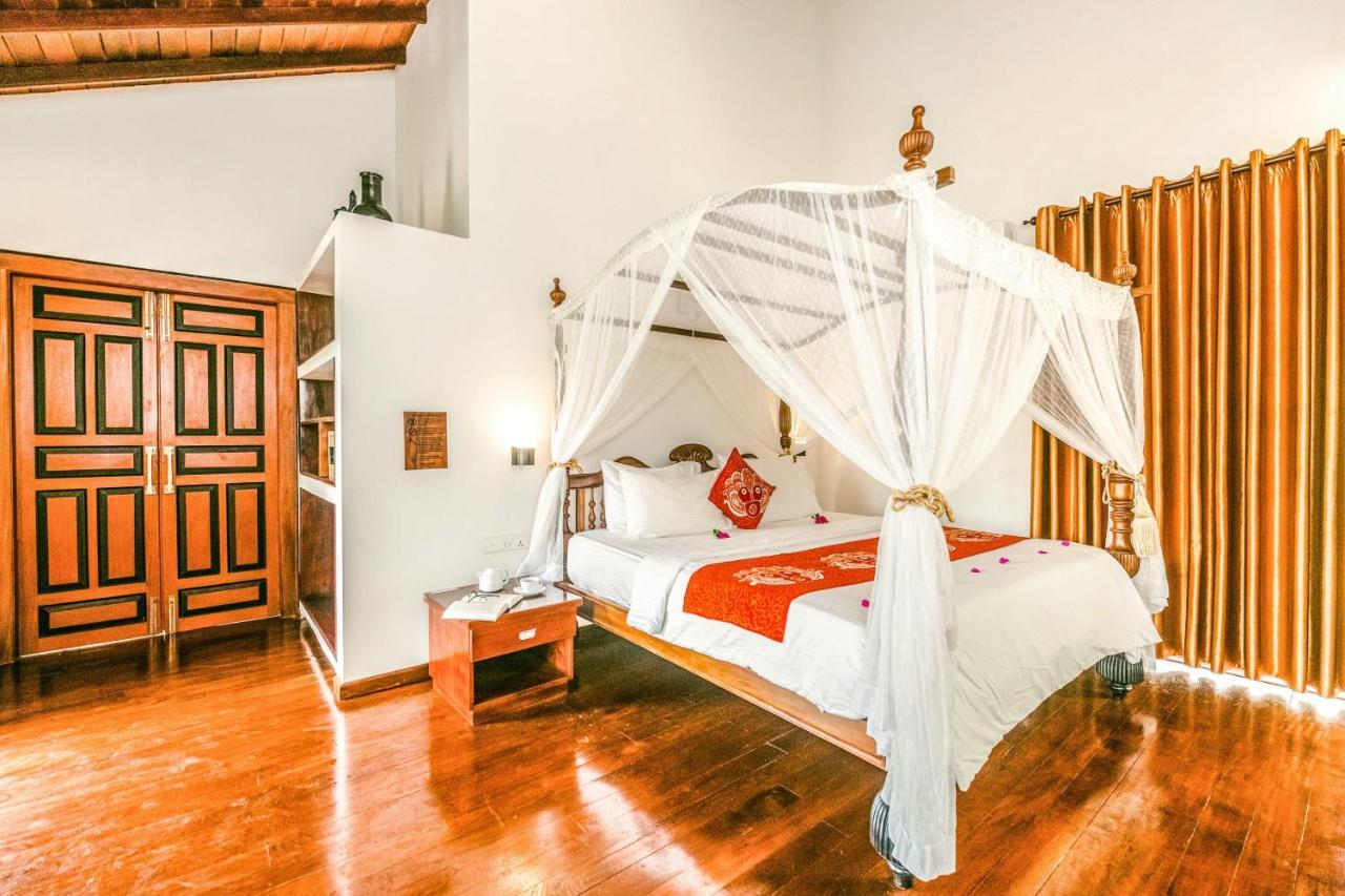 Waterland Hotel Negombo Buitenkant foto