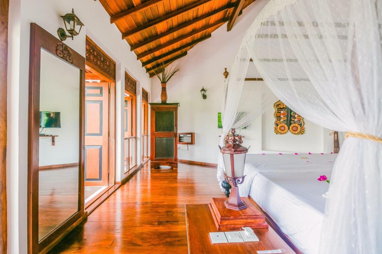 Waterland Hotel Negombo Buitenkant foto