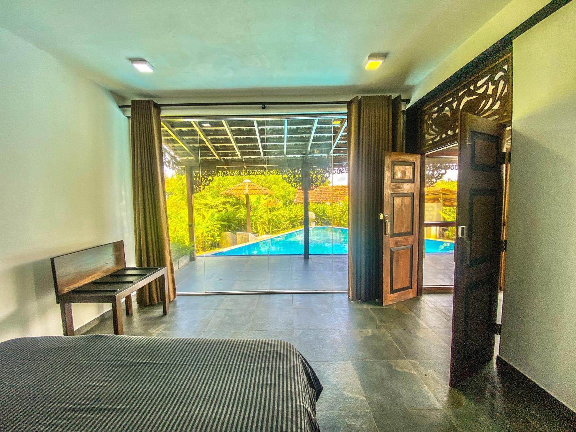 Waterland Hotel Negombo Buitenkant foto